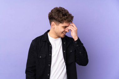 Mor arka planda izole edilmiş beyaz adam gülüyor.