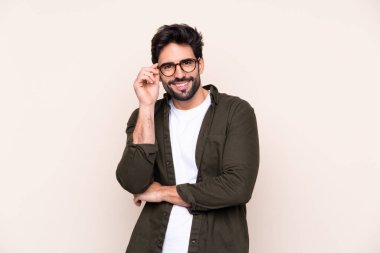 Sakallı, gözlüklü ve mutlu bir geçmişi olan yakışıklı bir genç.