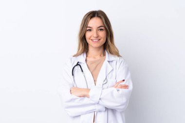 Doktor önlüğü giymiş ve kollarını kavuşturmuş, soyutlanmış beyaz bir geçmişi olan genç bir kadın.