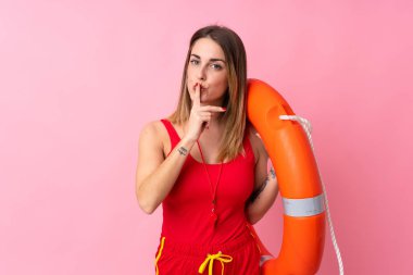 Cankurtaran kadın, izole edilmiş arka planda sessizlik hareketi yapıyor.