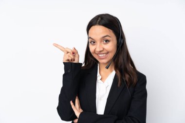 Genç pazarlamacı kadın beyaz arka planda izole edilmiş.