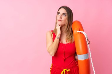 Cankurtaran kadın izole edilmiş arka planda bir fikir düşünüyor.