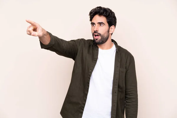 Joven Hombre Guapo Con Barba Sobre Fondo Aislado Apuntando — Foto de Stock