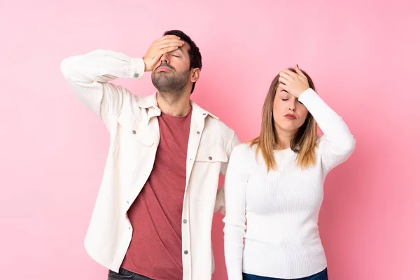 Coppia San Valentino Sfondo Rosa Isolato Con Sorpresa Espressione Facciale — Foto Stock