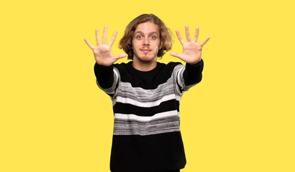 Blonder Mann Zählt Zehn Mit Fingern Auf Buntem Hintergrund — Stockfoto