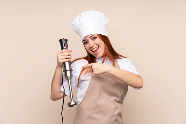 Redhead Teenager Girl Using Hand Blender Isolated Background Pointing — 스톡 사진