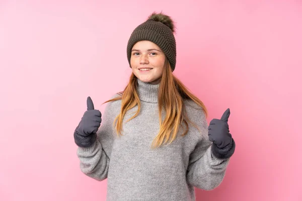 Adolescente Ukrainienne Avec Chapeau Hiver Sur Fond Rose Isolé Donnant — Photo