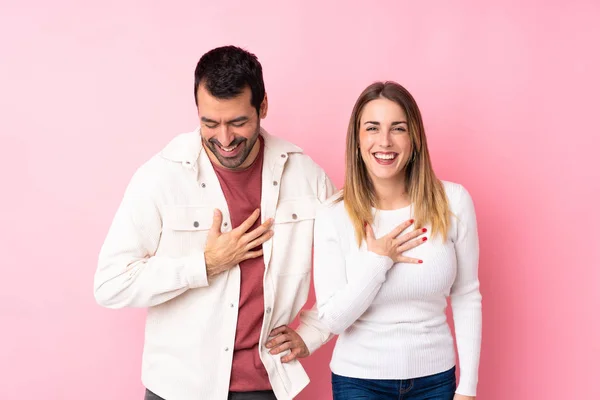 Casal Dia Dos Namorados Sobre Fundo Rosa Isolado Sorrindo Muito — Fotografia de Stock