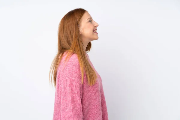 Jonge Roodharige Vrouw Met Roze Trui Geïsoleerde Witte Achtergrond Lachen — Stockfoto