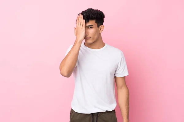 Joven Argentino Sobre Fondo Rosa Aislado Cubriendo Ojo Mano — Foto de Stock