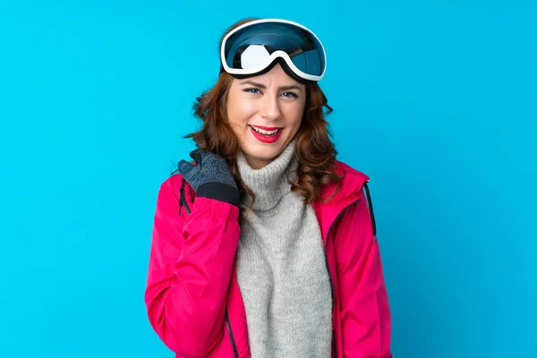 Mujer Esquiadora Con Gafas Snowboard Sobre Una Pared Azul Aislada — Foto de Stock