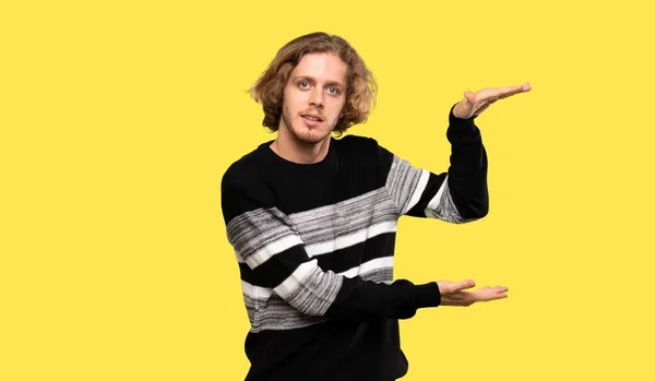 Blonde Άνθρωπος Κρατώντας Copyspace Για Εισάγετε Μια Διαφήμιση Πολύχρωμο Φόντο — Φωτογραφία Αρχείου