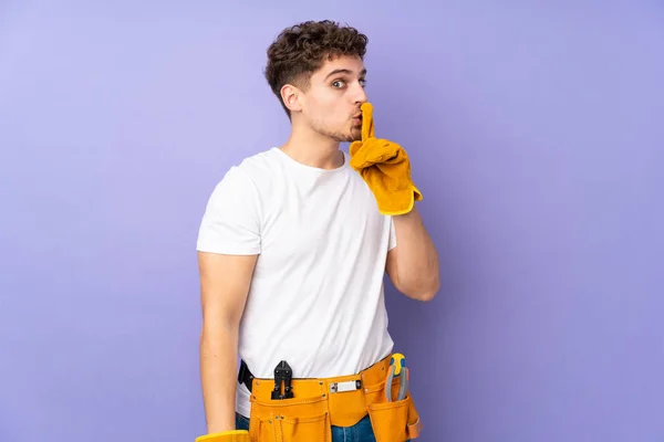 Jovem Eletricista Homem Mais Isolado Roxo Fundo Fazendo Silêncio Gesto — Fotografia de Stock