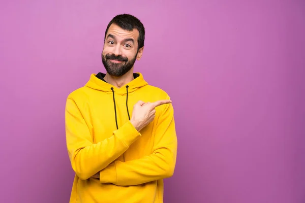 Homem Bonito Com Camisola Amarela Apontando Dedo Para Lado — Fotografia de Stock