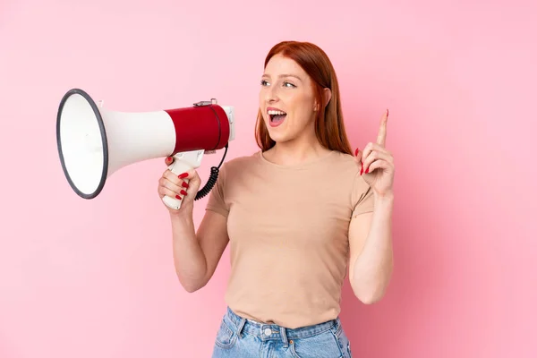 Jeune Rousse Femme Sur Fond Rose Isolé Criant Travers Mégaphone — Photo