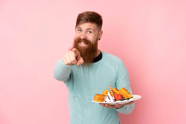 Roodharige Man Met Lange Baard Houdt Wafels Geïsoleerde Roze Achtergrond — Stockfoto