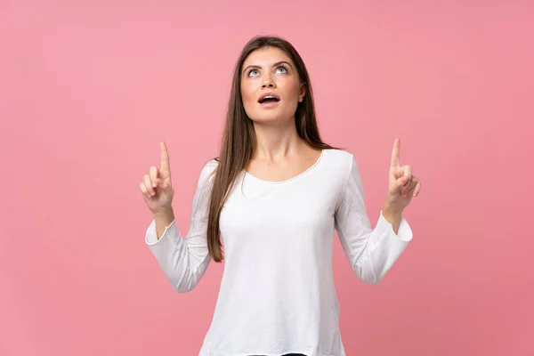 Jonge Vrouw Geïsoleerde Roze Achtergrond Verrast Wijzen Omhoog — Stockfoto