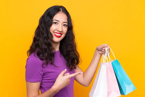 Spaanse Chinese Vrouw Met Boodschappentas Geïsoleerde Achtergrond Wijzen — Stockfoto