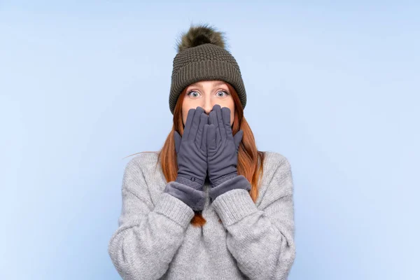 Joven Pelirroja Rusa Con Sombrero Invierno Sobre Fondo Azul Aislado — Foto de Stock