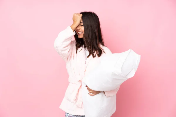 Молодая Женщина Пижаме Изолированная Розовом Фоне Кое Поняла Намерена Решить — стоковое фото