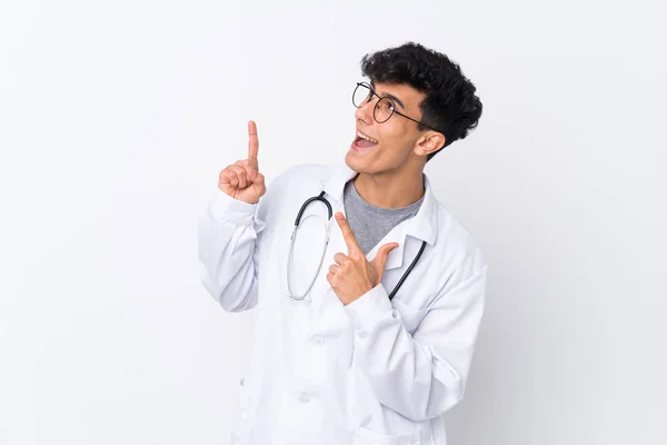 年轻的阿根廷男人 穿着医生的长袍 指着孤立的白色背景 指着医生 — 图库照片