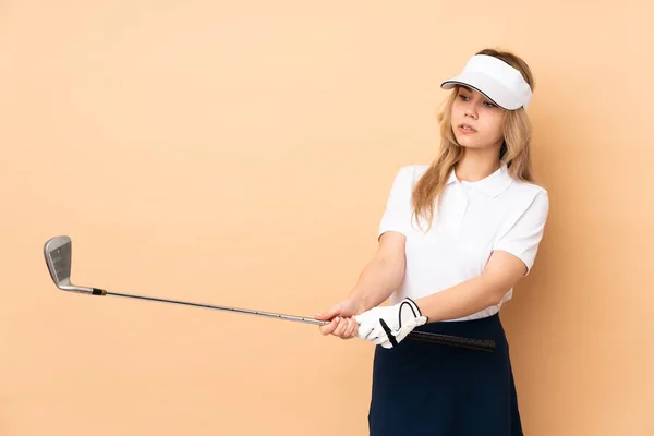 Genç Rus Kız Bej Arka Planda Golf Oynarken Izole Edilmiş — Stok fotoğraf