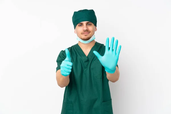Χειρούργος Πράσινη Στολή Απομονώνεται Απομονωμένο Λευκό Φόντο Καταμέτρηση Έξι Δάχτυλα — Φωτογραφία Αρχείου