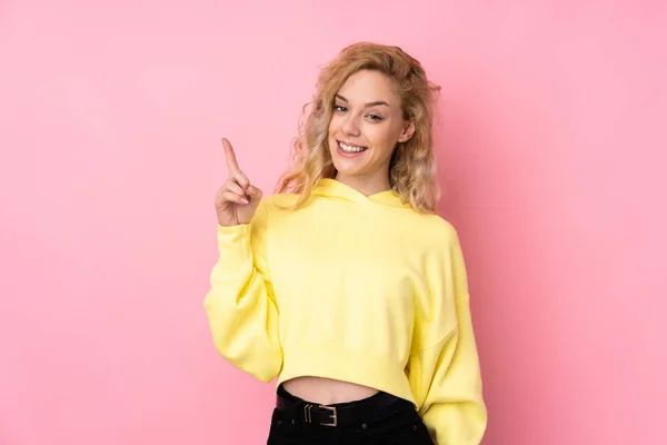 Jovem Loira Vestindo Uma Camisola Isolada Fundo Rosa Mostrando Levantando — Fotografia de Stock