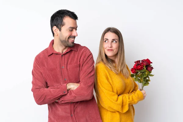 Pár Valentýna Drží Květiny Přes Izolované Pozadí Dívá Přes Rameno — Stock fotografie