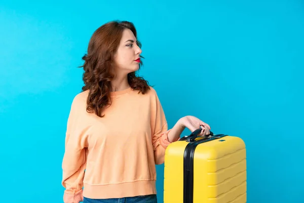 Mujer Viajero Con Maleta Sobre Fondo Azul Aislado Mirando Lado — Foto de Stock