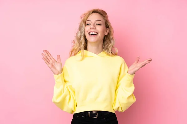 Ung Blondine Kvinde Iført Sweatshirt Isoleret Lyserød Baggrund Smilende Meget - Stock-foto