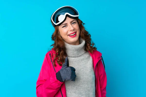 Sciatore Donna Con Occhiali Snowboard Oltre Isolato Muro Blu Dando — Foto Stock