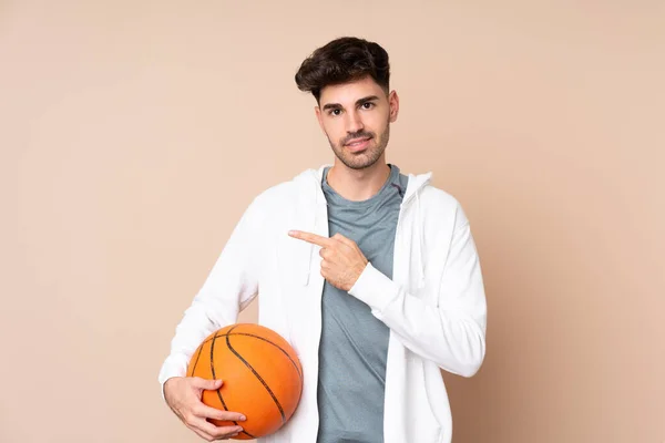 Молодий Чоловік Над Ізольованим Тлом Грає Баскетбол Вказує Бічний — стокове фото