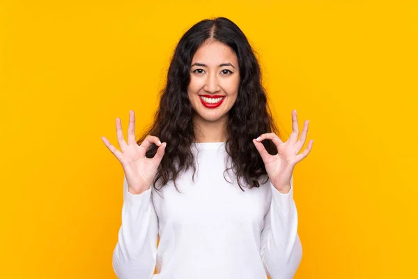 Gemengd Ras Vrouw Geïsoleerde Gele Achtergrond Toont Een Teken Met — Stockfoto