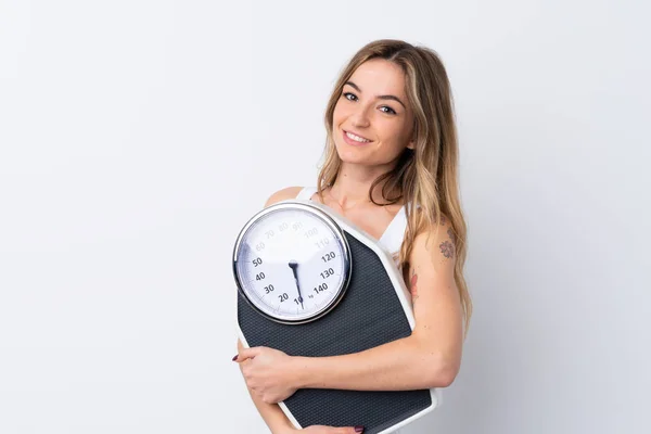 Jovem Sobre Fundo Branco Isolado Com Máquina Pesagem — Fotografia de Stock