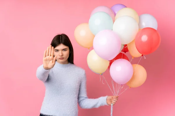 Mladá Ukrajinská Teenager Dívka Drží Spoustu Balónů Nad Izolované Růžové — Stock fotografie