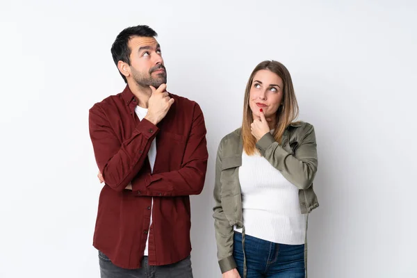 Casal Dia Dos Namorados Sobre Fundo Isolado Pensando Uma Ideia — Fotografia de Stock