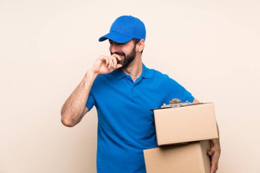 Arkaplanda sakallı bir teslimatçı. Çok gülümsüyor.