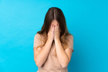 Ukraynalı genç kız yorgun ve hasta bir ifadeyle soyutlanmış mavi bir geçmişi var.