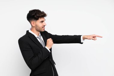 İzole edilmiş beyaz arka planda genç iş adamları parmak kaldırıyor.