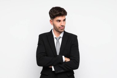 İzole edilmiş beyaz bir arka plan düşünen genç işadamı.