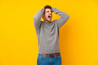 Kafkas kökenli genç bir adam stresli bir geçmişle karşı karşıya