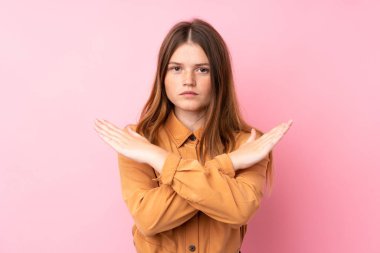 İzole edilmiş pembe geçmişi olan Ukraynalı genç kız jest yapmıyor.