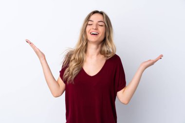 Soyutlanmış beyaz arka planda genç bir kadın çok gülümsüyor.