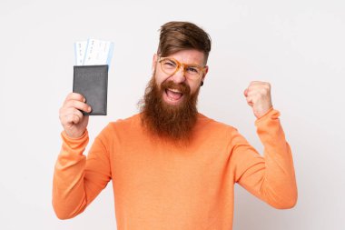 Uzun sakallı kızıl saçlı adam izole edilmiş beyaz bir geçmişi var. Pasaportu ve uçak biletleriyle tatilde mutlu.