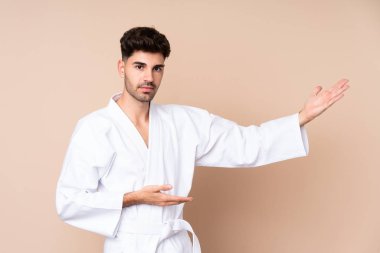 Tecrit edilmiş genç adam karate yapıyor.