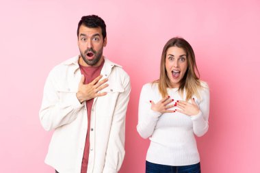 Sevgililer Günü 'nde yaşayan çift pembe arka planda şaşırmış ve şaşırmıştı.