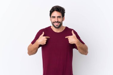 Sakallı yakışıklı bir genç, soyutlanmış, beyaz bir geçmişi var ve yüzünde sürpriz bir ifade var.