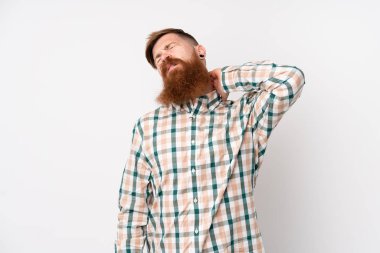 Kızıl saçlı, uzun sakallı, soyutlanmış, boynu ağrıyan beyaz bir adam.