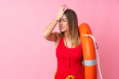 İzole edilmiş arka planda can kurtaran kadının kafası karışmış yüz ifadesi ile ilgili şüpheleri var.